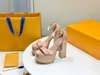 Berömda varumärkesplattform Sandaler skor med kristallkedja 2023 Hög klackar på kvällsklänning Lady Gladiator Sandal Rabatt Pumpar 35-42 EUR
