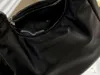 Bolsa crossbody em pele de carneiro, confortável de manusear, tão macia quanto a pele do bebê.