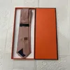 aa2023 Cravatta da uomo firmata Cravatta da uomo in seta con lettera tessuta jacquard, fatta a mano, una varietà di stili cravatta da uomo casual e da lavoro, scatola originale 99368