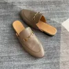 Chaussures classiques de style européen Pantoufles Baotou à fond plat pour femmes Matériau en cuir verni Logo triangulaire Design Taille de l'emballage complet 35-40 Mocassins plus de couleur