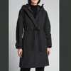 Piumino da donna di design Distintivo ricamato Cintura di media lunghezza Trench con cappuccio aderente aderente Cappotto invernale da donna caldo e addensato