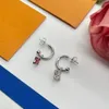 Luxe sieraden Micro-inleg Kristal Klavertje vier Oorbellen Modestijl Dame Dames Koper Materiaal V Initialen Oorknopjes Verloving Huwelijkscadeau HLVE4 --86