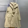 Piumino da donna di design Distintivo ricamato Cintura di media lunghezza Trench con cappuccio aderente aderente Cappotto invernale da donna caldo e addensato