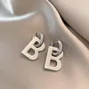 Wysokiej jakości litera B Kolczyki dla kobiet mężczyzn Trendy eleganckie koreańskie minimalistyczne złote srebrne kolory kolczyki biżuteria hurtowa yme032