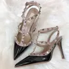 Klassiker V Rivets Sandaler High Heel Wedding Shoes 6cm 8cm 10cm tunna klackar spetsigt rött svart glansigt patent läder guld lichee mönster kvinnors sandal med dammväska 34-44