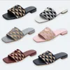 Designer desliza mulheres lâminas de tecido bordadas sandálias de lâmina metálica Letra de luxo P Sandália Triângulo Salto de Summer Summer Beach Low Sapato Tamanho 36-42