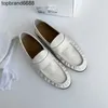 Les chaussures en rangée habillent les chaussures de créateurs petites la tête rond Round talon épais chaussures lefu pour femmes 2023 Nouveaux chaussures en cuir plissé en cuir bas confortable 1ra0