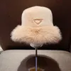 Cappelli a tesa larga in peluche invernale serie P Cappelli a secchiello Lettera triangolare Lana unisex di lusso per il tempo libero all'aperto