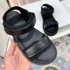 Die Reihenschuhe Neue Sommer 2023 Damen Roman Casual Shoes Designer Klassiker Mode Leder Ein Gurt flacher Absatz dicker Boden Formal Formal