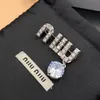 Pins Broschen Brosche für Frauen Marke Desinger Buchstabe Vergoldetes Messing Material Kleidung Revers Herz Erdbeere Form Pin Mode Frauen Hochzeit Party Schmuck