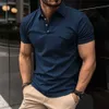 Nouveaux hommes solide mince ajustement à manches courtes polos avec poches pour hommes mode col de chemise hommes HKD230825