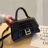 22 % RABATT auf die Tasche 2024, Neueinführung im Designer-Handtaschenstil, rotes Sanduhr-Krokodilmuster, personalisiertes Schloss, Halbmond