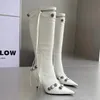 Nouveau modèle en cuir bottes hautes couleur pistolet vintage décoration de boucle filetée fermeture éclair latérale bout pointu pompon bottes à talons hauts bottes de mode étape de créateur de luxe