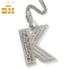 Hanger Kettingen DE BLING KONING Aangepaste Grote Baguettecz Brief Gepersonaliseerde Cursieve Mimi Naam Letters Iced Out CZ Hiphop Sieraden voor Mannen 230828