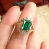 結婚指輪Huitan Luxury Square Green Cubic Zirconia for Women Anniversary Party Fashion Accessoriesゴールドカラージュエリー