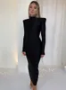Grundläggande casual klänningar Hugcitar Solid Long Sleeve With Shoulder Pads Turtleneck Maxi Dress Yead Women Fashion Streetwear Elegant Skinny 230828