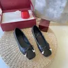 Designer skor kvinnor klänning skor klassisk platt balett sko grundläder fast färg skarv båge runda baletter sandaler mode loafers