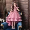 Vestidos casuais vendendo pista de casamento infantil mostra trajes de desempenho meninas arrastando princesa natal