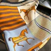Neuheiten Schals Luxus Design Seide Quadratische Schals Für Frauen Natur Halstuch Mode Pferd Druck Hals Weibliche Tasche Band Retro