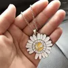 Collane con ciondolo Collana Yungqi Margherita per donna Uomo Argento Colore Girasole Hip Hop Smalto Bianco Gioielli con ciondoli alla moda