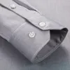 Herrklänningsskjortor Herrens regelbundna rynka-resistenta långärmad klänningskjortor Single Patch Pocket 100% Cotton Formal Business Classic Tops Shirt 230828