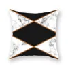 ベッドルームリビングルームコーヒーショップ枕ケースHKD230825 HKD230825の不規則な三角形の黒と白の市松模様の装飾パターン枕カバー
