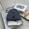검은 고무 로고 디자이너 비니 럭셔리 모자 두개골 겨울 유니탄 편지 캐주얼 야외 모자 니트 모자 고품질 11 색 무게 약 90 그램
