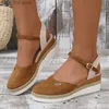 Kvinnor klänning heta nya skor sandaler 2024 sommar som säljer ihålig spänne gladiator designer kilar klassisk metall dekoration plattform pumpar 36 ~ 43 T230828 445