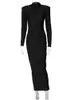 Grundläggande casual klänningar Hugcitar Solid Long Sleeve With Shoulder Pads Turtleneck Maxi Dress Yead Women Fashion Streetwear Elegant Skinny 230828