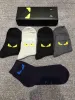 Designer-Luxus-Mittelrohr-Socken, modische Herren- und Damen-Freizeit-Baumwolle, atmungsaktiv, kleiner Monster-Augen-Aufdruck, 5 Paar Box-Socken