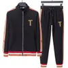 Mens Tracksuit 재킷 두 조각 세트 재킷 재킷 후 까마귀 바지 디자이너 Budge 클래식 스타일 스프링 가을 아웃복 스포츠 세트 정장