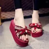 Pantoufles 2023 Version coréenne chaussures de plage femmes été doux nœud à chevrons avec pieds à pince et sandales antidérapantes