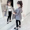 Jackets Girls England Style Plaid Coat Spring Fall 2023 Children's Mid-Long Fitted Waist Windbreaker Clothes Kids Casual Trench