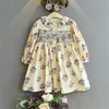 Flickor klänningar vintage kronal krage barn blommor smockar klänning vår hösten baby lång ärm mjuk andas barn bomull vestidos 230828