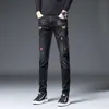 Högkvalitativa män Slim-Fit Stretch Noble Black Jeans alla matchar trendiga broderier Decors Casual Pants Stylish Sexy Street Jeans HKD230829
