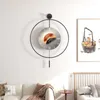 Orologi da parete Modern Light Luxury Living Room Orologio semplice Moda spagnola Creative Swing Hammer Retro romano decorativo