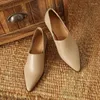 Chaussures habillées beige clair pointu simple en peau de mouton femme avec talon moyen semelle intérieure en cuir épais