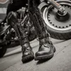 Stivali di grandi dimensioni 3846 da uomo in pelle da motociclista a metà polpaccio militare da combattimento cintura gotica punk da uomo scarpe rock 230829