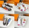 Witte damesschoenen Kleurrijke YK Time Out sneaker Yayoi Kusama Faces Bedrukt kalfsleer Trainer gegraveerd oogjespatroon Monogrammen Bloemen