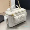 2023-ny designer kvinnor mini fåfänga med kedjekosmetisk väska hennes stam axelväskor dam makeup fodral crossbody rem handväska