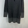 23ss Camicia elegante da donna in maglia Abito firmato Strass Runway Scollo a V Manica lunga in lana Designer Crop Top Abito canotta Elasticità di fascia alta Abito pullover aderente a trapezio