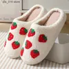 Slippers Komen met Sok Winter Nieuwe Kaii Cartoon Dames Huis Bont Slipper Slaapkamer Strberries Patroon Thuis Vrouwen Pluizige Slippers Slides T230828