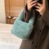 Kvällspåsar vinter mode faux päls tygväska mjuk varm lambvol handväska trender designer liten hinkväska högkvalitativ kvinnor plysch purses 230828