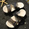 Lätt sommarsandaler män Stylish Anti-SKID Hålig ut kontrastfärg tofflor manliga skor 399