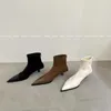 Entwerfen Sie Damenstiefel in Europa und den Vereinigten Staaten. Spitze kurze Stiefel. Herbst und Winter. Fein mit kurzen Stiefeln. Mode in mit Stiefeln 091623