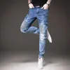 Mens Light Luxury Street Fashion Moto Biker Blue Jeans Pantaloni denim stile trendy antiusura Slim-fit Cerniera Decori Jeans casual HKD230829