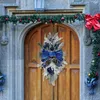Dekorative Blumen, rustikale Weihnachtsdekoration, blaue und weiße Komponente mit doppeltem Tannenzapfenkranz, Jahresschild für die Haustür