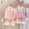 Conjuntos de ropa 2023 Otoño Niños Ropa para niñas Trajes 2 piezas Pechos individuales Abrigos sólidos con falda Bownot Chándal infantil 2 4 6 8 años 230828