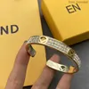 Designer für Damen, klassische Marke, Roségold-Armbänder, Öffnungen mit Diamanten, Modeschmuck, neuer Stil, personalisierbar