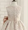 Flickaklänningar Flower Dress Champange Lace Tulle Stain Bow Belt ärmlöst bröllop Barnens första nattvards födelsedagsfest